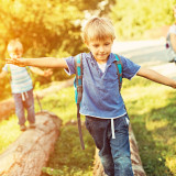 Au pair con dos niños caminando en la naturaleza