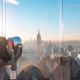Au pair en un mirador con vistas a Nueva York
