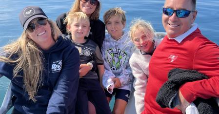 Au pair con una familia de acogida en un barco