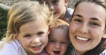 Au pair con tres niños pequeños en tu regazo