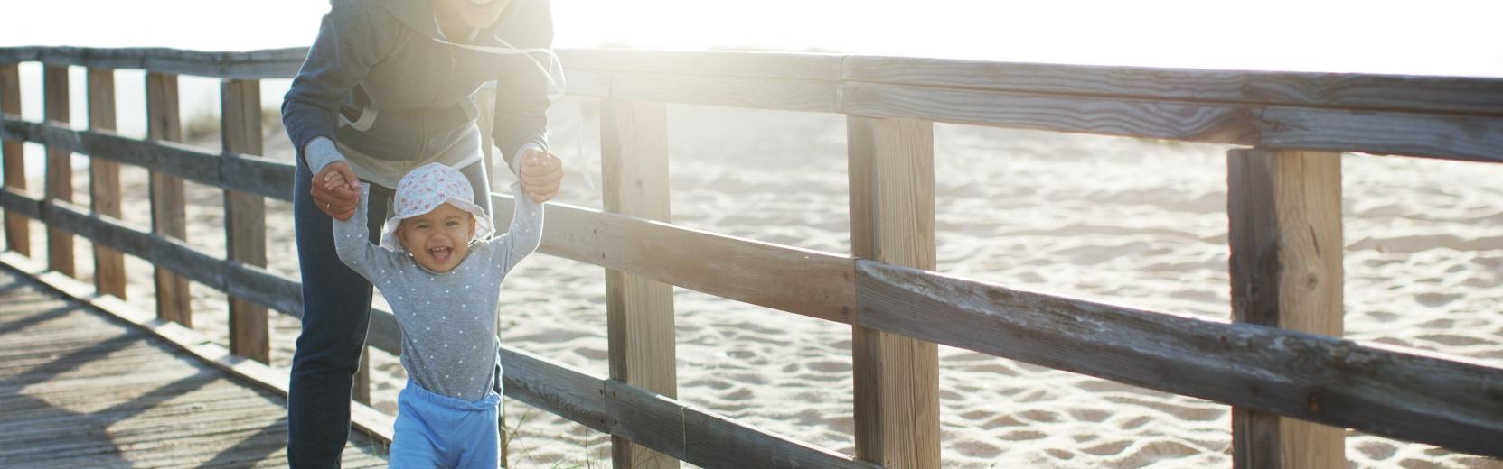 Au pair con un niño en un muelle