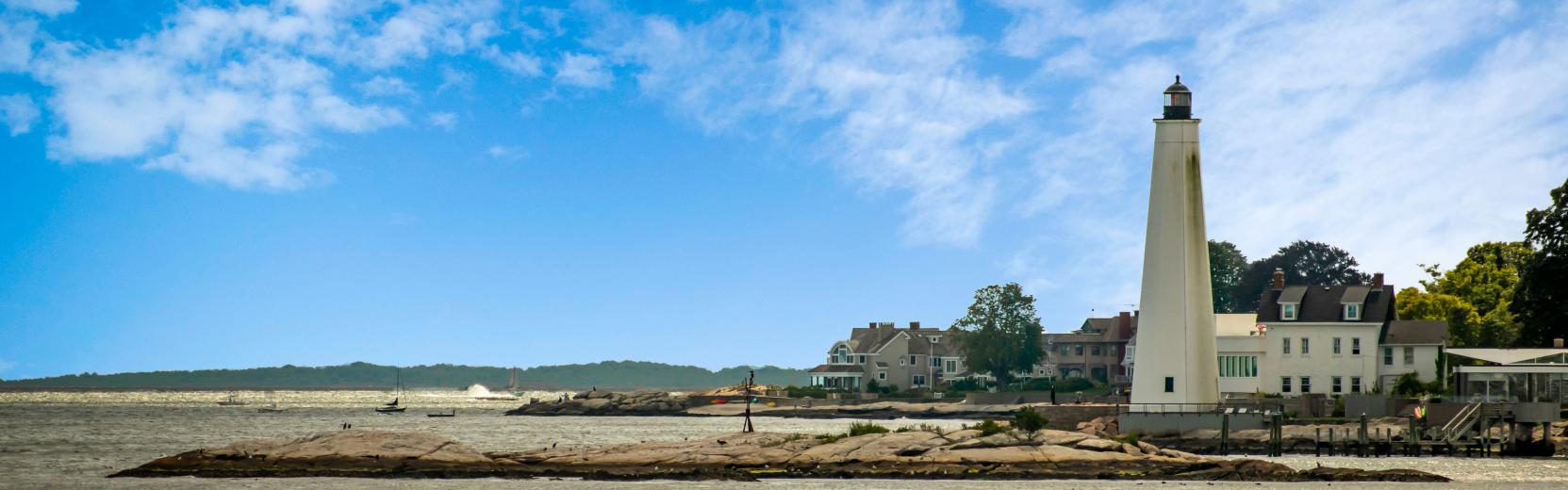 Paisaje de Connecticut con el mar y un faro