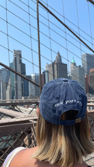 aupair en la Brooklyn Bridge en nueva york