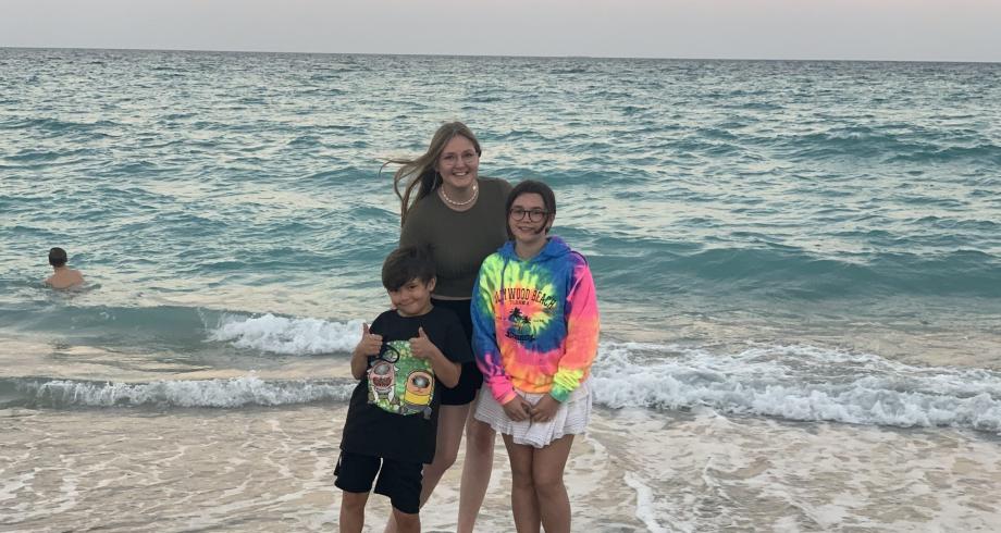 Laura, au pair, de vacaciones en Florida Laura, au pair, abrazando a sus niños de acogida junto al océano