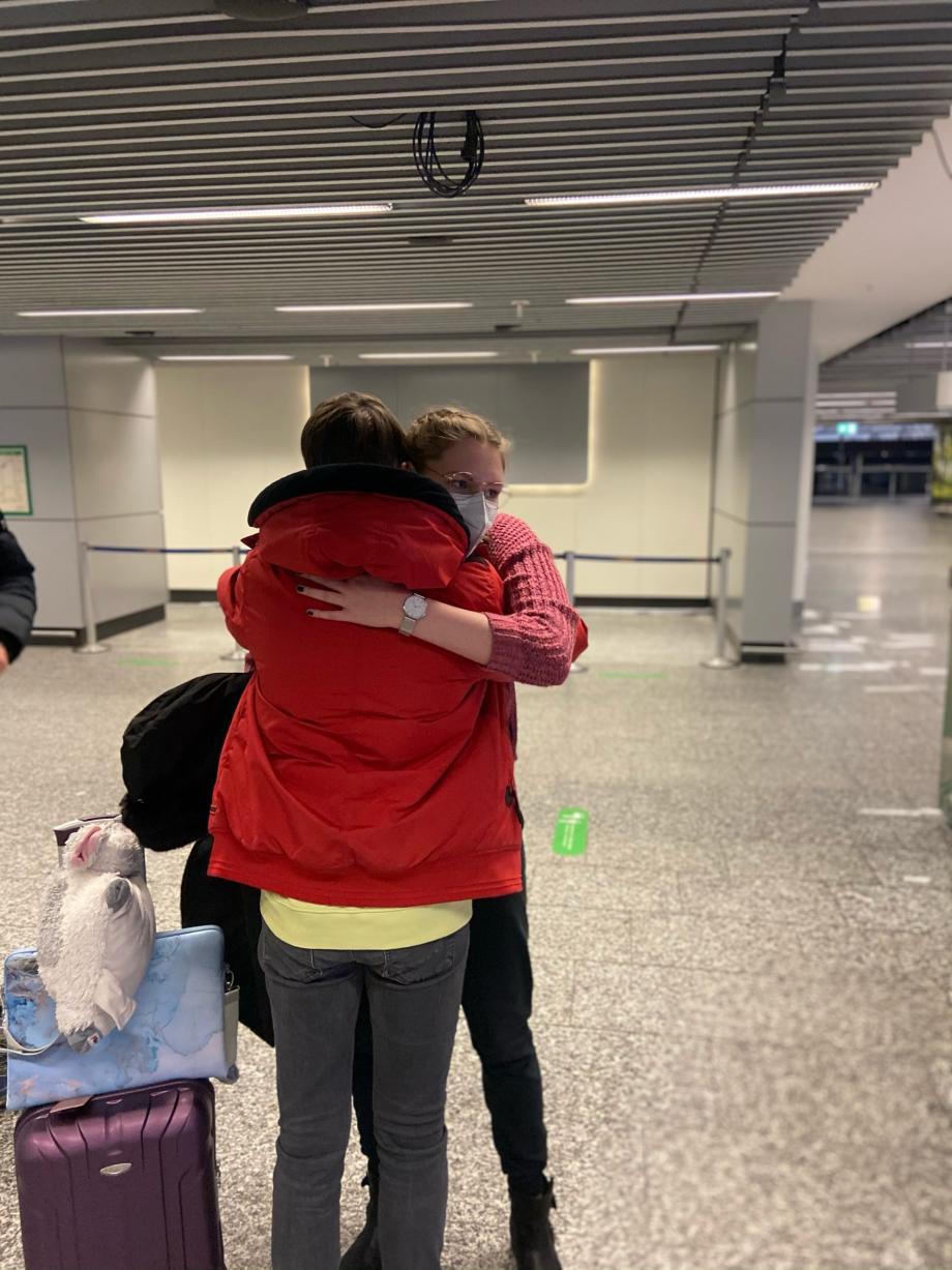 Laura, au pair, conociendo a su familia Laura abrazando a su familia anfitriona en el aeropuerto a su llegada