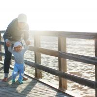 Au pair con un niño en un muelle