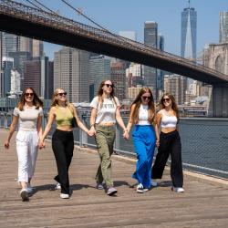 Cinco au pairs caminando juntas por Manhattan