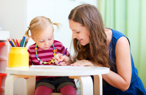 au pair con una niña dibujando