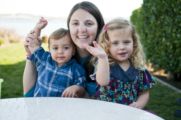 Au pair con dos niños, con el mar de fondo