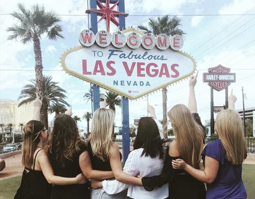 Amigas au pair junto al cartel en Las Vegas