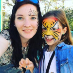 Au pair con una niña haciendo un selfie