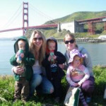 Familia de acogida au pair junto al puente Golden Gate en San Francisco