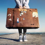Au pair con su maleta en las manos